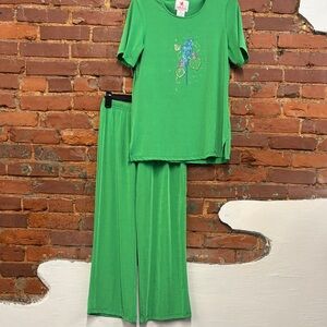 Quacker Factory Green 2 Piece Set‎ With Parrot Rhinestoned Design Size Small